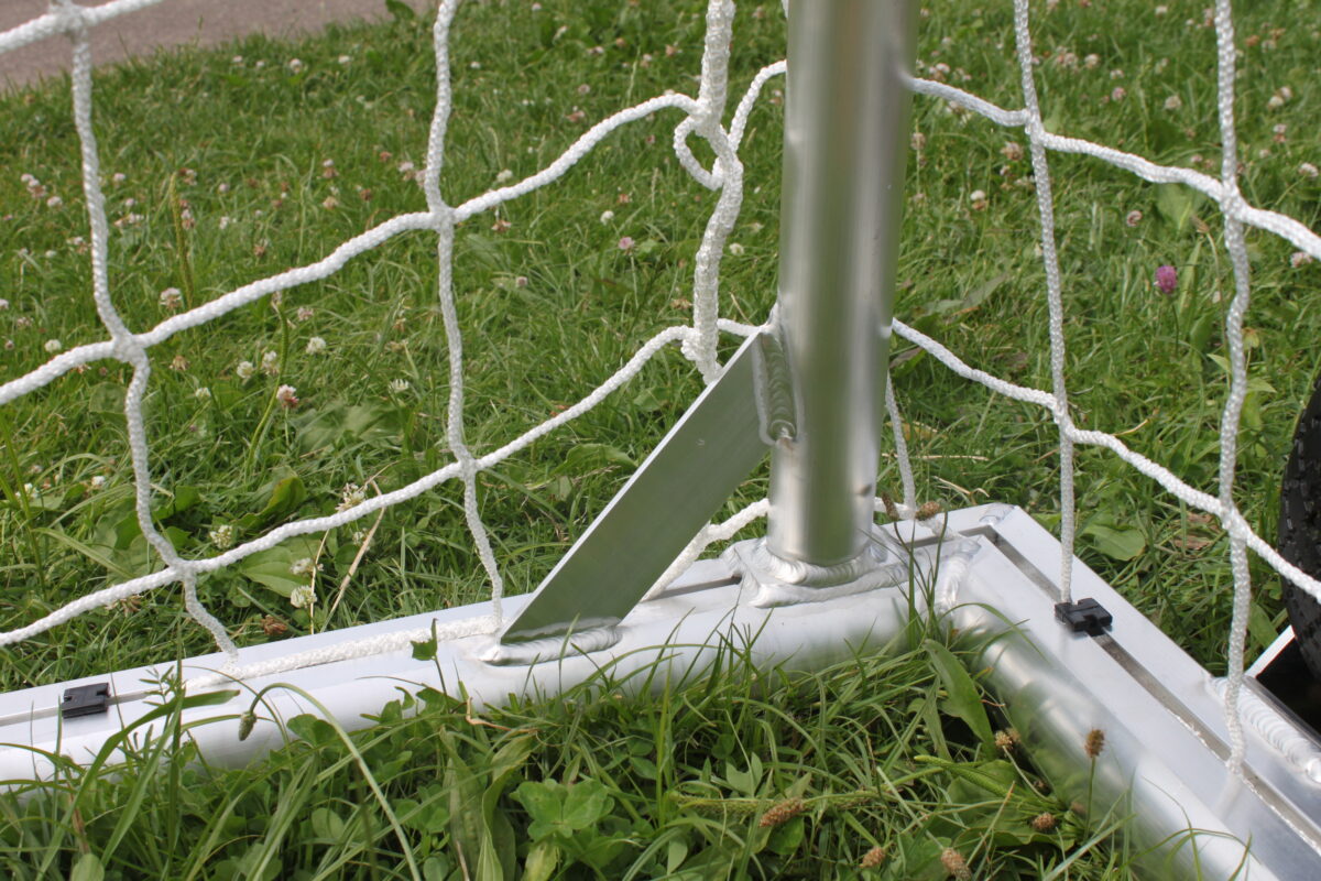 Voetbaldoel kopen? Zo herkent u de kwaliteit van een professioneel voetbaldoel 9 Detail van de inwendig verstevigde hoekconstructie van het Pupillen voetbaldoel JVD150